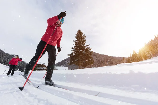 Uomo sci di fondo durante la soleggiata giornata invernale . — Foto Stock