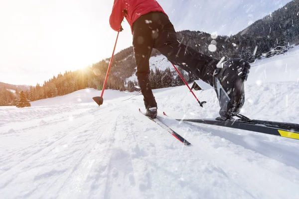 Hombre esquí de fondo durante el soleado día de invierno . — Foto de Stock