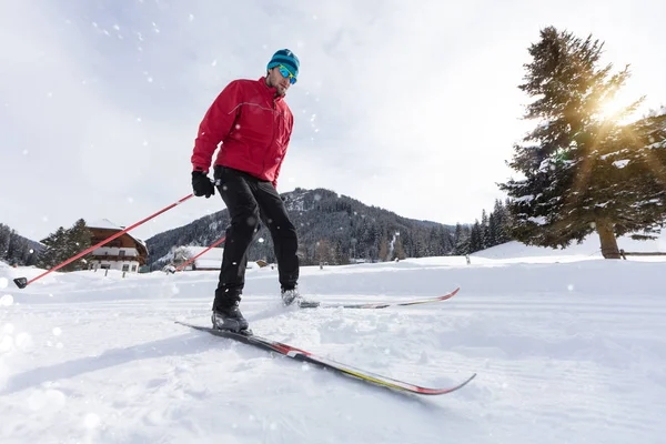 Adam kayaklı koşu sırasında güneşli kış günü. — Stok fotoğraf