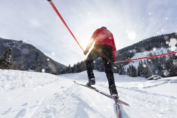 Man langlaufen tijdens zonnige winterdag. — Stockfoto