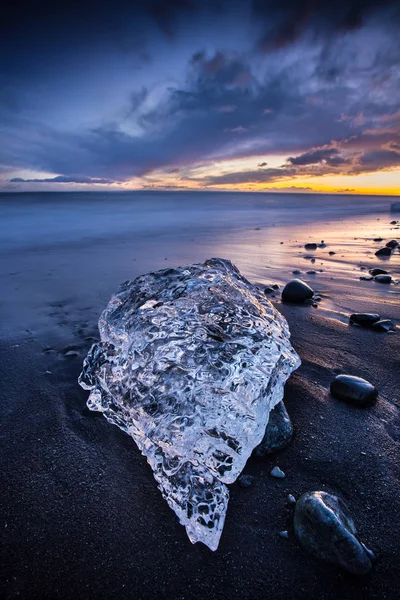 Schöner Sonnenuntergang über dem berühmten Diamantenstrand, Island. — Stockfoto