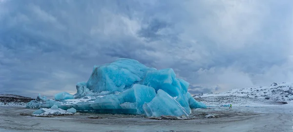 Ijsbergen zwemmen op bevroren water, close-up. — Stockfoto