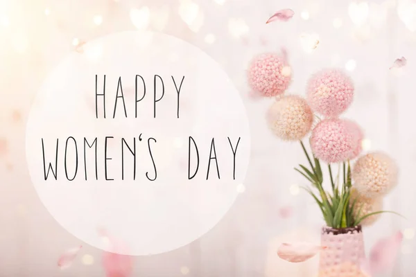 Composição de flores para o Dia das Mulheres. Flores cor de rosa no fundo de madeira branco velho . — Fotografia de Stock
