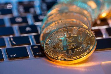 Laptop klavye ile Bitcoin altın sikke. Sanal cryptocurrency kavramı.