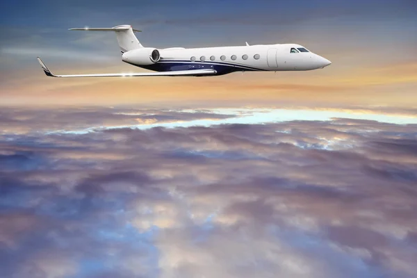 Avion commercial survolant les nuages . — Photo