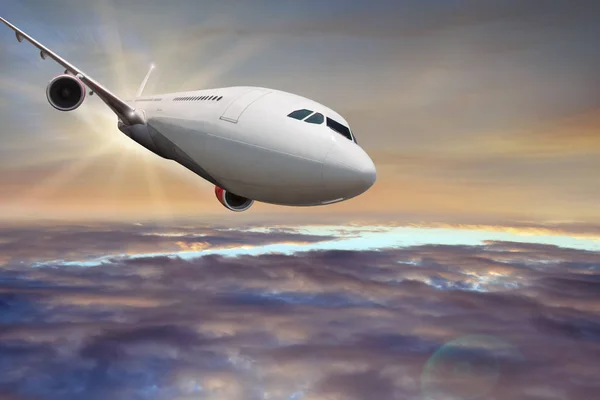Avión comercial volando sobre nubes . — Foto de Stock