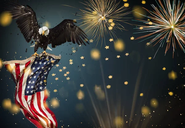Американський лисий орел літати з прапором. — стокове фото