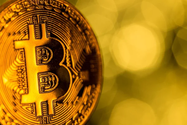 Moneda de oro Bitcoin con fondo abstracto desenfocado. Concepto criptomoneda virtual. — Foto de Stock