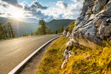 Alp otoyolunda motosiklet sürücüsü, Nockalmstrasse, Avusturya, Avrupa.