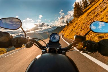 Alp karayolu, sürme motosiklet sürücüsü handlebars görünümü, Avusturya, Europe.
