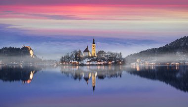 Kışın, Slovenya lake Bled, şaşırtıcı günbatımı.