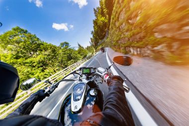 Alp karayolu, sürme motosiklet sürücüsü handlebars görünümü, Avusturya, Europe.