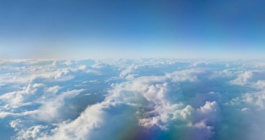 Uçak penceresinden bulutlu gökyüzü ile güzel gün batımı.