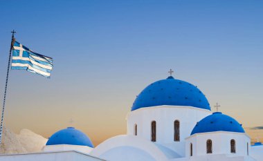Santorini'de mavi kubbe Kilisesi'nin Klasik Görünüm.