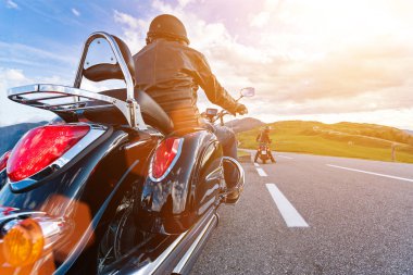 Alp otoyolunda motosiklet sürücüsü, Nockalmstrasse, Avusturya, Avrupa.