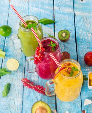Malzemeli sağlıklı taze meyve suları..