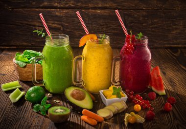 Malzemeli sağlıklı taze meyve suları..