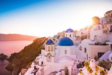 Santorini ünlü günbatımında Oia Köyü