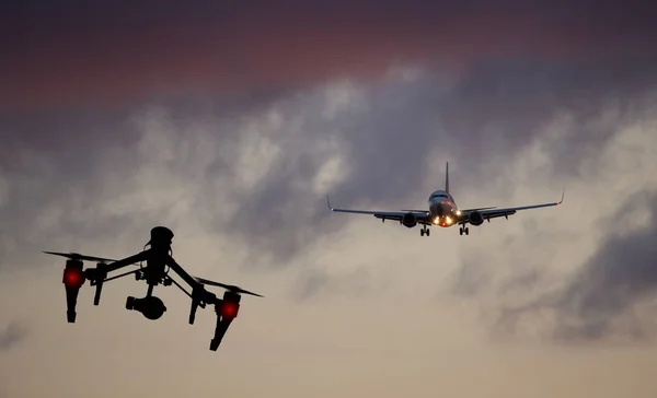 Drone latający w pobliżu samolotu komercyjnego — Zdjęcie stockowe