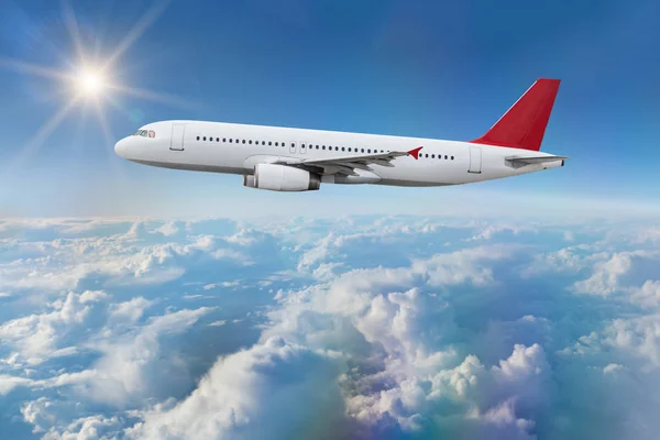 Commerciële vliegtuig vliegen boven de wolken. — Stockfoto
