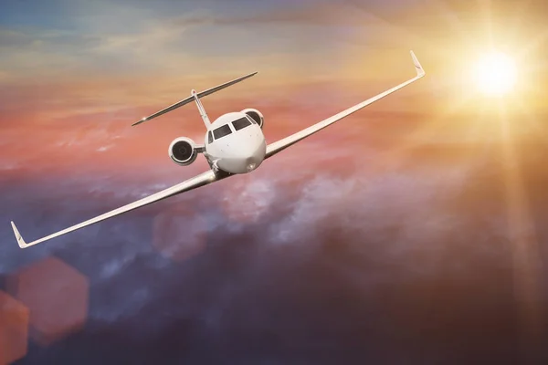 Komerční letadlo letící nad mraky. — Stock fotografie