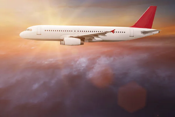 Kereskedelmi repülőgép repülő felhők felett. — Stock Fotó