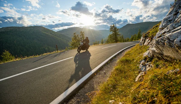 Motorista de motocicleta na estrada alpina, Nockalmstrasse, Áustria, Europa . — Fotografia de Stock