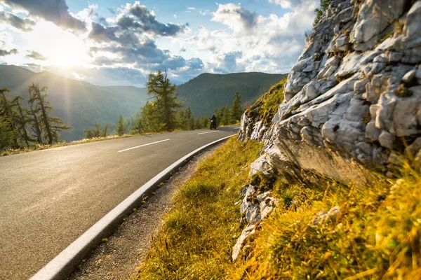 Motorista de motocicleta na estrada alpina, Nockalmstrasse, Áustria, Europa . — Fotografia de Stock