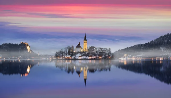 Amazing sunset at the lake Bled in winter, Slovenia. — Stock Photo, Image