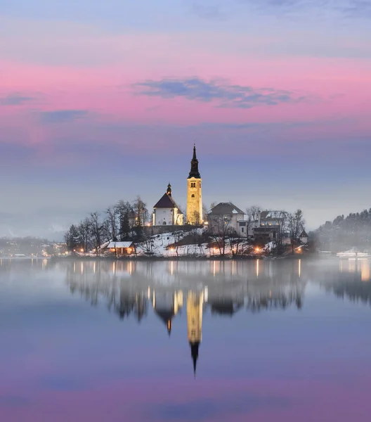 Удивительный закат на озере Блед зимой, Словенья . — стоковое фото