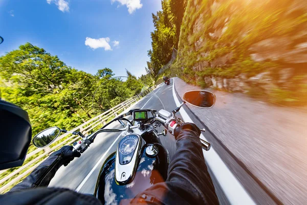 Conducteur moto sur autoroute alpine, vue sur le guidon, Autriche, Europe . — Photo