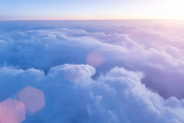 Belo pôr do sol com céu nublado da janela do avião . — Fotografia de Stock