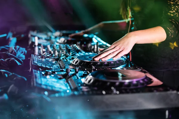 Dj mixes the track in the nightclub at a party — Stock Photo, Image