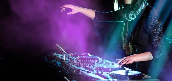 Dj mixes the track in the nightclub at a party — Stock Photo, Image