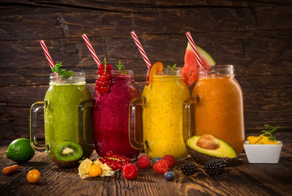 Smoothies frescos saudáveis com ingredientes. — Fotografia de Stock