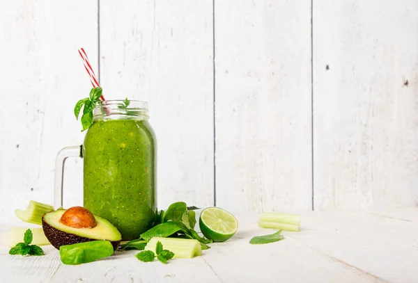 Gesunder frischer Smoothie mit Zutaten. — Stockfoto