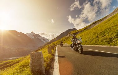 Alp karayolu ünlü Hochalpenstrasse, Avusturya, Avrupa'nın sürme motosiklet sürücüleri.
