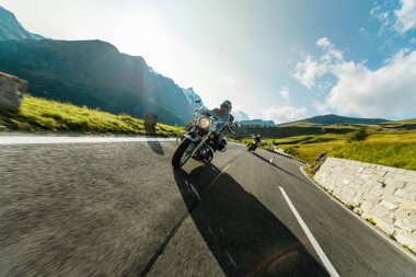 Alp karayolu ünlü Hochalpenstrasse, Avusturya, Avrupa'nın sürme motosiklet sürücüleri.