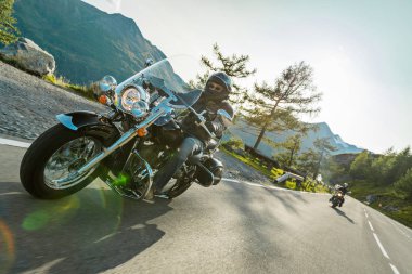 Alp karayolu ünlü Hochalpenstrasse, Avusturya, Avrupa'nın sürme motosiklet sürücüleri.