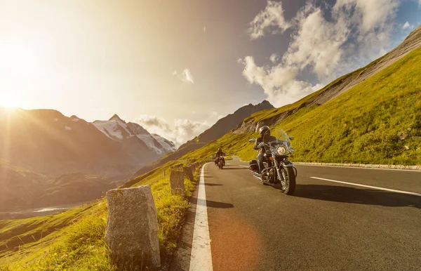 Motociclistas andando na estrada alpina na famosa Hochalpenstrasse, Áustria, Europa . — Fotografia de Stock