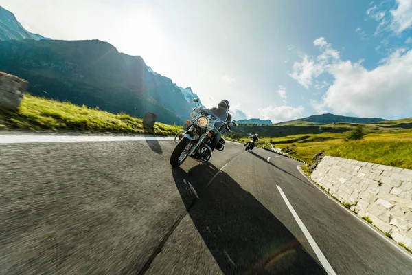 Motociclistas andando na estrada alpina na famosa Hochalpenstrasse, Áustria, Europa . — Fotografia de Stock