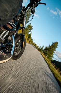 Alp otoyolunda motosiklet sürücüsü, Nockalmstrasse, Avusturya, Avrupa.