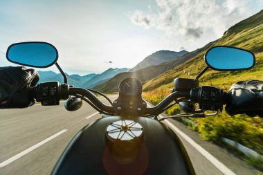 Alp karayolu, sürme motosiklet sürücüsü handlebars görünümü, Avusturya, Europe.