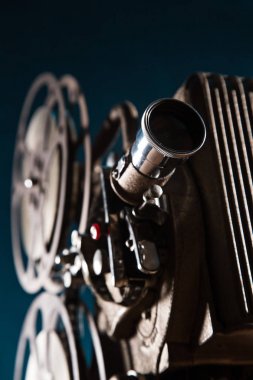 Eski stil film projektör, yakın çekim.