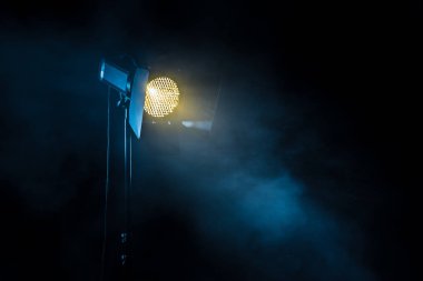 Siyah arka plan üzerine tiyatro spot ışığı.