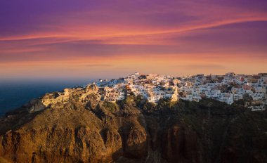 Santorini ünlü günbatımında Oia Köyü