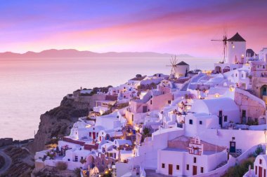 Santorini ünlü günbatımında Oia Köyü