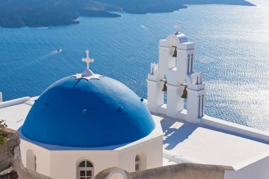 Üç çan Fira ve mavi kubbe, Santorini, Yunanistan.