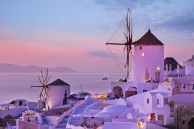 Santorini ünlü günbatımında Oia Köyü