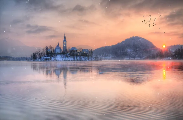 Úžasný západ slunce na jezeře Bled v zimě, Slovinsko. — Stock fotografie